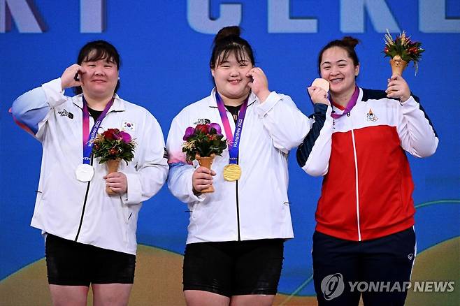 박혜정, 손영희와 함께 '볼 하트' (항저우 AFP=연합뉴스) 박혜정(가운데)이 7일 중국 저장성 항저우 샤오산 스포츠센터에서 열린 2022 항저우 아시안게임 역도 여자 87㎏ 이상급 경기에서 우승한 뒤, 2위 손영희(왼쪽)와 '볼 하트'를 만들고 있다.