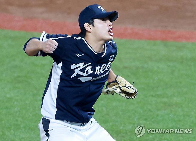 '위기탈출 문동주' (사오싱[중국]=연합뉴스) 홍해인 기자 = 7일 중국 저장성 항저우 인근 사오싱 야구·소프트볼 스포츠센터 제1구장에서 열린 2022 항저우 아시안게임 결승. 한국 선발 문동주가 6회말 2사 2루 위기를 삼진으로 벗어난 뒤 포효하고 있다. 2023.10.7 hihong@yna.co.kr