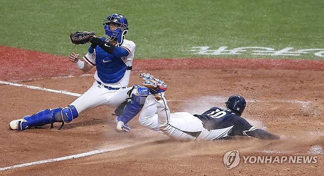 오늘은 다르다! 앞서가는 한국 (사오싱[중국]=연합뉴스) 홍해인 기자 = 7일 중국 저장성 항저우 인근 사오싱 야구·소프트볼 스포츠센터 제1구장에서 열린 2022 항저우 아시안게임 결승, 대만과 대한민국의 경기. 2회초 1사 3루 김주원 뜬 공 때 문보경이 홈으로 슬라이딩하며 득점을 하고 있다. 2023.10.7 hihong@yna.co.kr