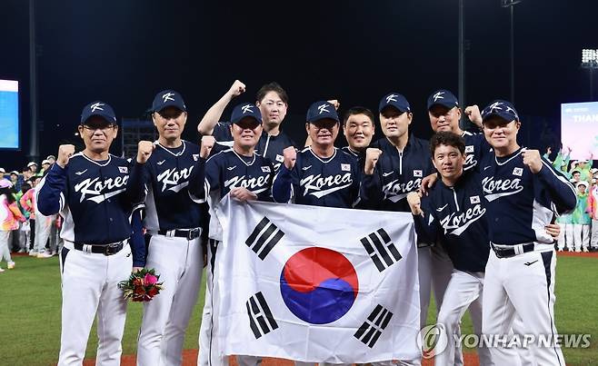 아시안게임 야구 대한민국 우승 (사오싱[중국]=연합뉴스) 홍해인 기자 = 7일 중국 저장성 항저우 인근 사오싱 야구·소프트볼 스포츠센터 제1구장에서 열린 2022 항저우 아시안게임 결승전에서 대만을 꺾고 우승한  대한민국 대표팀 류중일 감독과 선수들이 그라운드에서 태극기를 들고 기념촬영을 하고 있다. 2023.10.7 hihong@yna.co.kr