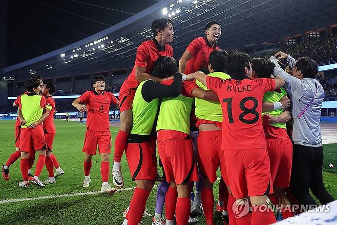 역전 성공한 한국, 기뻐하는 선수들 (항저우=연합뉴스) 류영석 기자 = 7일 중국 항저우 황룽 스포츠센터 스타디움에서 열린 2022 항저우 아시안게임 남자축구 대한민국과 일본의 결승전. 조영욱이 역전골을 성공시키자 선수들이 기뻐하고 있다. 2023.10.7 ondol@yna.co.kr