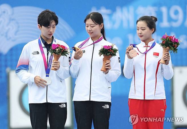 임시현 금메달, 안산 은메달 (항저우=연합뉴스) 김인철 기자 = 7일 중국 항저우 푸양 인후 스포츠센터에서 열린 2022 항저우 아시안게임 양궁 리커브 여자 개인 결승전에서 금메달을 차지한 임시현(가운데)과 은메달을 차지한 안산이 시상대에 올라 기념촬영을 준비하고 있다. 2023.10.7 yatoya@yna.co.kr