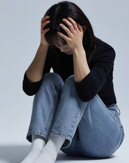 국내 우울증 환자가 100만 명을 넘어섰다. 국민건강보험공단 자료에 따르면 2022년 100만744명이 우울증으로 진료를 받은 것으로 나타났다. 그 가운데 20대 여성 환자가 12.1%로 가장 많았다. 운동 등 신체활동을 활발하게 하고, 의사의 처방에 따라 항우울제를 복용하는 등 적절한 조치를 취해야 한다.[자료=게티이미지뱅크]