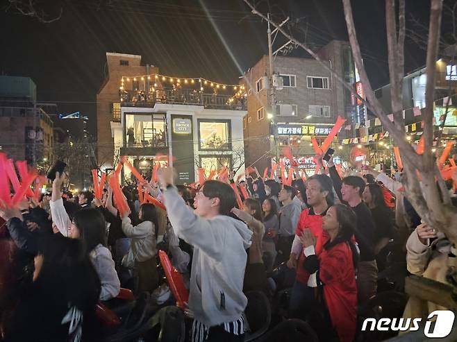 항저우 아시안게임 남자 축구 결승전이 열린 7일 저녁 홍대 일대에서 진행된 거리응원전에서 조영욱이 후반 26분 역전골을 터트리자 시민들이 환호하고 있다. 2023.10.7/뉴스1 ⓒ News1 정지윤 기자