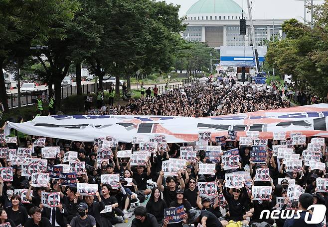 전국 교사들이 지난달 16일 오후 서울 여의도 국회의사당 앞에서 열린 '9.16 공교육 회복을 위한 국회 입법 촉구 집회'에서 국회를 향해 교권 회복을 촉구하는 현수막 파도타기를 하고 있다. /뉴스1 ⓒ News1 장수영 기자