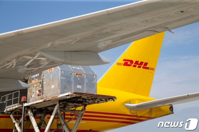 DHL 익스프레스 항공기 화물 하역 이미지(DHL 익스프레스 코리아 제공)