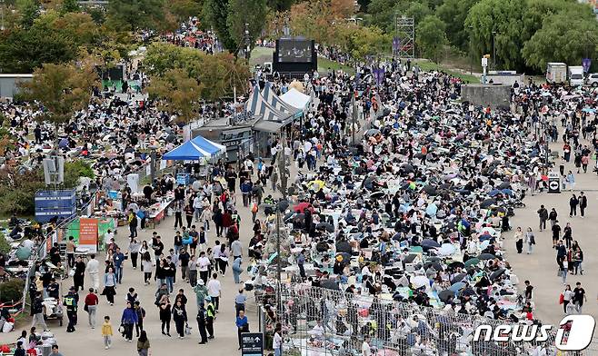 7일 오후 서울 여의도 한강공원에서 열린 '2023 서울세계불꽃축제' 행사장이 관람객들로 붐비고 있다. 올해 축제는 '다채로운 색깔로 내일의 세상을 환하게 비추는 밝은 미래'(Lights of Tomorrow)라는 주제로 열린다. 2023.10.7/뉴스1 ⓒ News1 장수영 기자