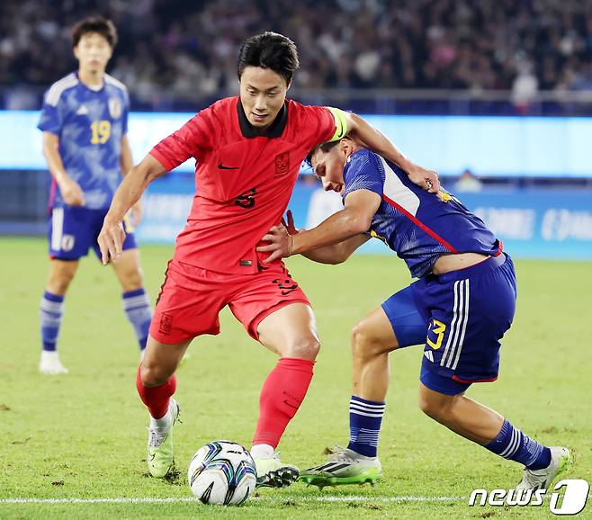 7일 오후 중국 항저우 황룽 스포츠센터 스타디움에서 열린 2022 항저우 아시안게임 남자 축구 대한민국과 일본의 결승전에서 대한민국 백승호가 몸싸움을 벌이고 있다. 2023.10.7/뉴스1 ⓒ News1 민경석 기자