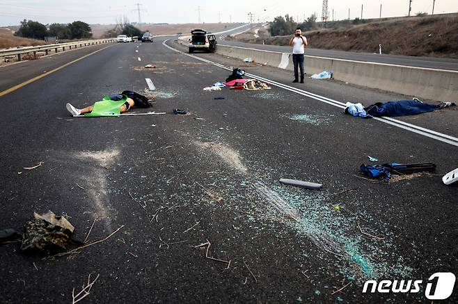 하마스의 공격으로 희생된 이스라엘 인들이 도로에 널브러져 있다. ⓒ 로이터=뉴스1 ⓒ News1 박형기 기자