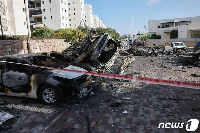 하마스 공격으로 불에탄 이스라엘 차량들. @ AFP=뉴스1 ⓒ News1 최종일 기자