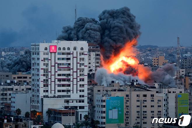 포연과 화염에 휩싸인 팔레스타인 가지 지구. ⓒ 로이터=뉴스1 ⓒ News1 박형기 기자