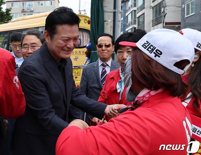 김태우 국민의힘 강서구청장 후보가 8일 오전 서울 강서구 한 교회에서 선거운동원과 인사를 나누고 있다. 2023.10.8/뉴스1 ⓒ News1 송원영 기자