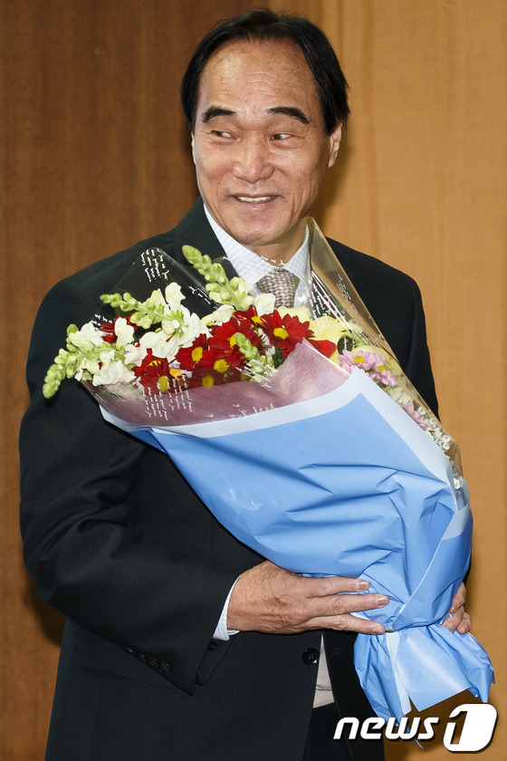 박종환 성남시민프로축구단 초대 감독이 23일 오전 경기 성남시청에서 열린 임명식에서 꽃다발을 받아들고 있다. 1983년 멕시코 세계청소년 선수권대회 4강신화를 이끈 지도자로 유명한 박 감독은 성남시민프로축구단의 전신인 성남일화의 감독이었으며 지난 2003년부터 2006년까지 대구FC 초대 감독으로 시민구단을 이끈 경험을 갖고 있다. 2013.12.23/뉴스1