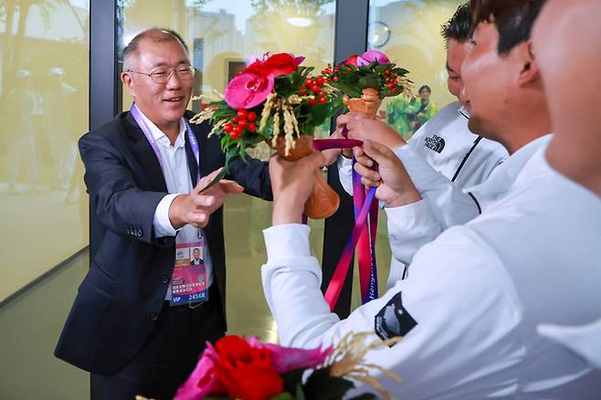 정의선 현대차 회장이 지난 6일 중국 항저우 푸양 인후 스포츠센터에서 열린 2022 항저우 아시안게임 양궁 리커브 남자 단체전 결승, 인도와의 경기에서 금메달을 획득한 김제덕, 이우석, 오진혁을 시상식 뒤 격려하고 있다. 사진|연합뉴스