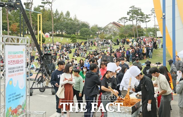 임실N치즈축제에 전국 각지에서 예상을 훨씬 넘는 관광객이 찾아오면서 축제장 곳곳이 발 디딜 틈 없이 붐비고 있다. /임실군