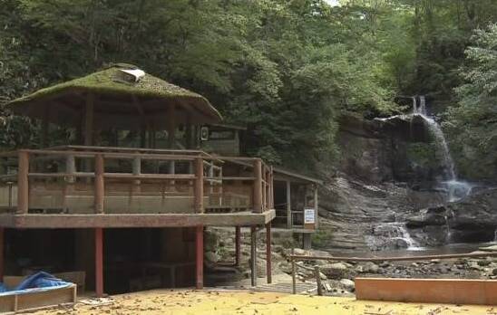 수백명의 식중독 환자가 발생한 일본 이시카와현 쓰바타초의 나가시소멘 음식점 모습./NHK