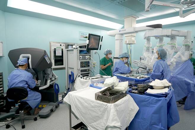 조선대병원 의료진이 최신형 4세대 다빈치 Xi 로봇을 이용해 암환자 수술을 진행하고 있는 모습. /조선대병원 제공