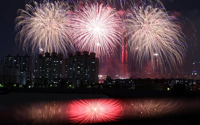 지난 7일 오후 서울 여의도 한강공원 일대에서 열린 '2023 서울세계불꽃축제'에서 한국팀(한화)의 불꽃들이 밤하늘을 수놓고 있다.  /뉴스1