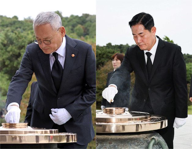 유인촌 신임 문화체육관광부 장관(왼쪽)과 신원식 신임 국방부 장관이 7일 서울 동작구 국립서울현충원 현충탑에서 분향을 하고 있다. 2023.10.7 문화체육관광부, 국방부 제공