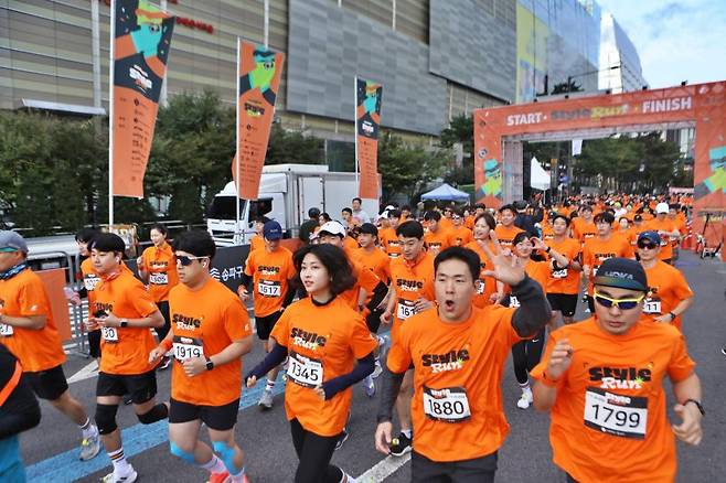 지난 7일 오전 서울 송파구 잠실 롯데월드타워와 올림픽공원 일대에서 진행된 마라톤 행사 '스타일런' 참가자들이 스타트라인을 출발하고 있다. 롯데백화점 제공