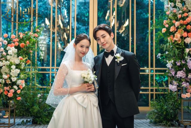 드라마 '킹더랜드'에서 사랑(윤아)과 구원(이준호)가 결혼식을 하는 장면. SLL 제공