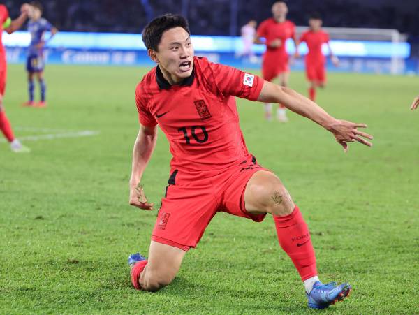 <yonhap photo-0766="">7일 중국 항저우 황룽 스포츠센터 스타디움에서 열린 2022 항저우 아시안게임 남자 축구 결승전 한국과 일본의 경기. 조영욱이 역전골을 넣은 뒤 세리머니를 하고 있다. 사진=연합뉴스</yonhap>