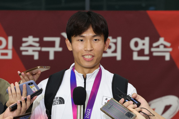 <yonhap photo-3023="">2022 항저우 아시안게임에서 금메달을 따내 3연패 위업을 달성한 남자 축구대표팀의 정우영이 8일 오후 인천공항을 통해 귀국해 취재진과 인터뷰 하고 있다. 사진=연합뉴스</yonhap>