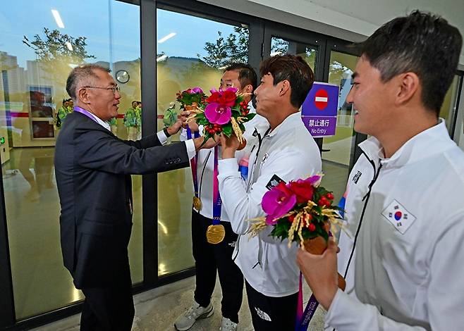 대한양궁협회장인 현대차그룹 정의선 회장은 이번 항저우 대회 경기를 참관하며 현장에서 한국 대표 선수들을 응원하는 등 사기를 북돋았다.  [사진=대한양궁협회]