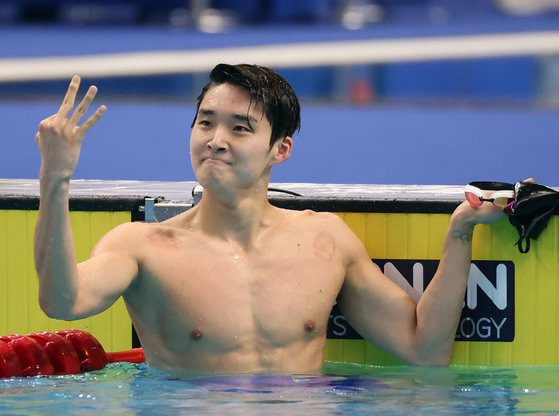 13년 만에 아시안게임 한국 수영 3관왕에 오른 김우민. 연합뉴스