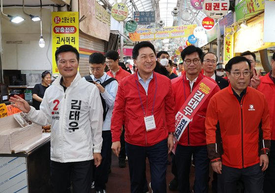 김기현 국민의힘 대표와 김태우 강서구청장 후보가 8일 오후 서울 강서구 남부골목시장에서 지지를 호소하고 있다. 김 대표는 높은 사전투표율에 대해 “강서구의 오랜 숙원사업인 재건축·재개발을 빨리 해야겠다는 국민 열망이 사전투표율로 드러난 게 아닌가 생각한다”고 밝혔다. 뉴스1