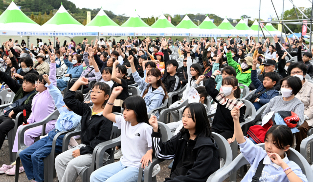 ▲ ‘2023 삼척동해왕 이사부 축제’ 마지막날인 8일 주 행사장인 삼척문화예술회관 엑스포 광장 일원에서는 이사부 예술단 공연과 이사부 퀴즈대회 등 다채로운 공연·체험 프로그램이 펼쳐지면서 저녁까지 사람들의 발걸음이 끊이지 않았다. 서영