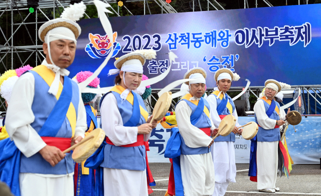 ▲ ‘2023 삼척동해왕 이사부 축제’ 마지막날인 8일 주 행사장인 삼척문화예술회관 엑스포 광장 일원에서는 이사부 예술단 공연과 이사부 퀴즈대회 등 다채로운 공연·체험 프로그램이 펼쳐지면서 저녁까지 사람들의 발걸음이 끊이지 않았다. 서영