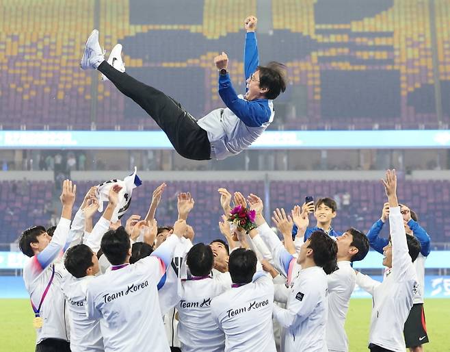 황선홍 아시안게임 남자 축구대표팀 감독이 7일 오후 중국 항저우 황룽 스포츠센터 스타디움에서 열린 2022 항저우 아시안게임 남자 축구 대한민국과 일본의 결승전에서 2대1로 승리해 금메달을 확정지은 후 선수들에게 헹가래를 받고 있다./사진=뉴스1