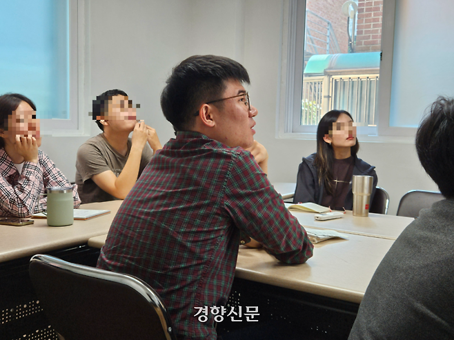 지난 4일 오전 서울 성북구 피플퍼스트 성북센터에서 남씨(가운데)와 동료들이 주간회의를 진행하고 있다. 김송이 기자