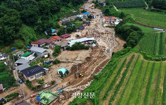 집중호우로 산사태가 발생해 마을 대부분이 매몰된 경북 예천군 감천면 벌방리 일대 마을에 지난 7월16일 토사가 밀려와 있다. 조태형 기자