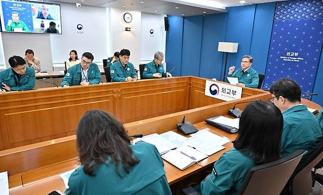 박진 외교부 장관이 8일 본부·공관 합동 대책회의를 주재하며 이스라엘 현지 상황과 체류 국민 피해 상황을 점검하고 있다. 외교부 제공