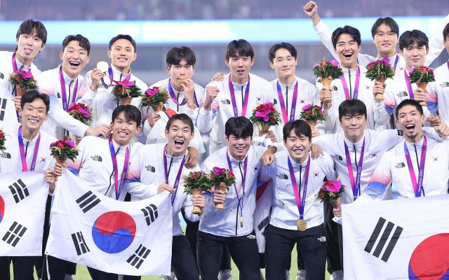 항저우아시안게임 남자 축구 결승에서 금메달을 차지한 대표팀 선수들이 7일 중국 항저우 황룽 스포츠센터 스타디움에서 열린 메달 수여식에서 기념촬영을 하고 있다. 연합뉴스