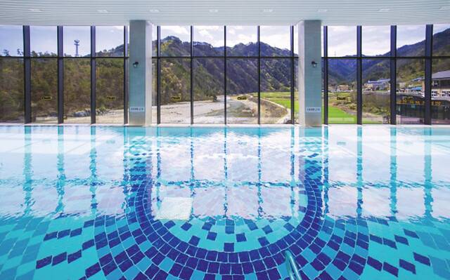 강원도 삼척의 가곡 유황온천. 삼척시는 폐교를 활용해 리조트를 만들고 관광시설을 확충하는 등 체류형 관광도시 만들기에 속도를 내고 있다. 삼척시 제공