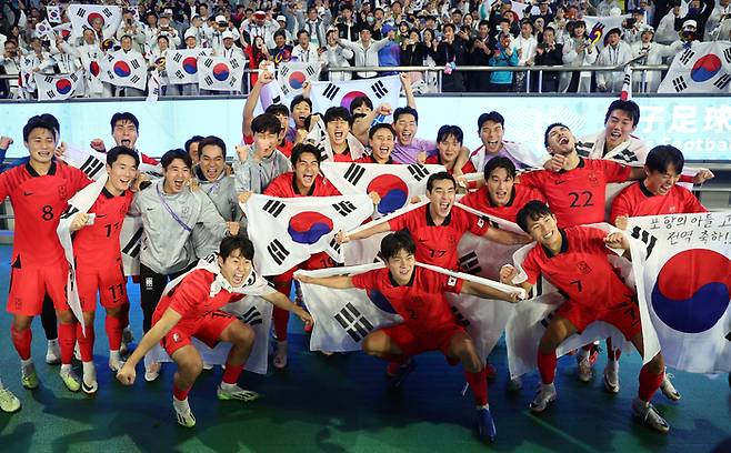 항저우 아시안게임 남자 축구 정상에 오른 한국 축구대표팀이 기뻐하고 있다. 연합뉴스