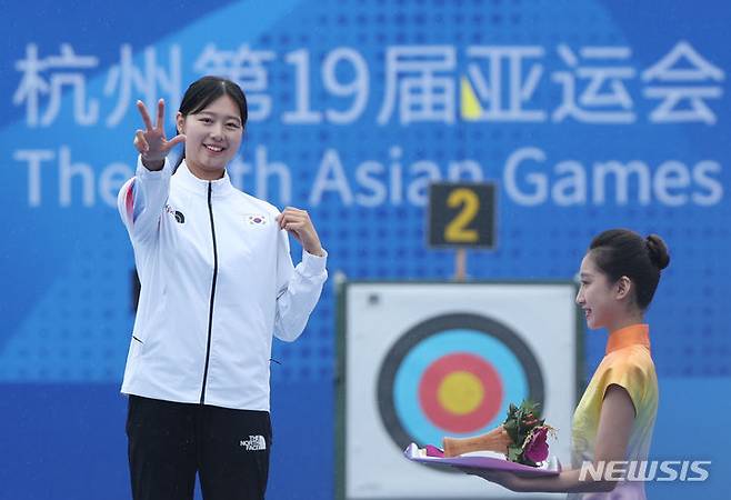 [항저우=뉴시스] 고승민 기자 = 7일 중국 항저우 푸양 인후 스포츠센터에서 열린 2022 항저우 아시안게임 양궁 리커브 여자 개인 경기서 금메달을 차지한 한국 임시현이 세리머니를 하고 있다. 2023.10.07. kkssmm99@newsis.com