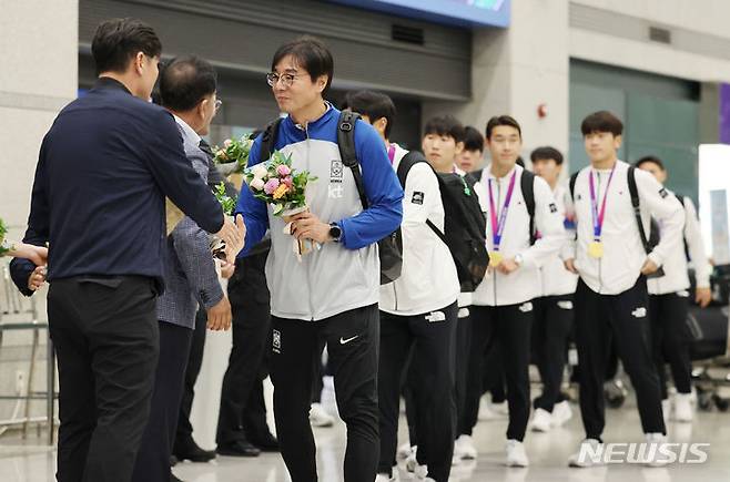 [인천공항=뉴시스] 김근수 기자 = 2022 항저우 아시안게임에서 금메달을 따내 3연패 위업을 달성한 남자 축구대표팀 황선홍 감독과 선수들이 8일 오후 인천국제공항을 통해 귀국하고 있다.  2023.10.08. ks@newsis.com