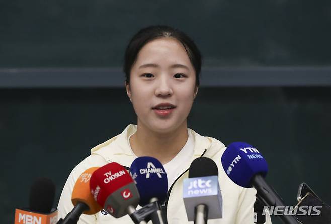 [인천공항=뉴시스] 김근수 기자 = 2022 항저우 아시안게임 대한민국 여자 탁구 대표팀 신유빈이 8일 인천국제공항 제1여객터미널 입국장에서 열린 환영행사에서 취재진 질문에 답하고 있다. 2023.10.08. ks@newsis.com