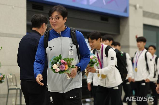 [인천공항=뉴시스] 김근수 기자 = 2022 항저우 아시안게임에서 금메달을 획득해 3연패에 성공한 남자 축구대표팀 황선홍 감독과 선수들이 8일 인천국제공항을 통해 귀국하고 있다. ks@newsis.com