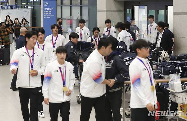 [인천공항=뉴시스] 김근수 기자 = 2022 항저우 아시안게임 대한민국 남자 야구 대표팀 선수들이 8일 인천 중구 인천국제공항 제1여객터미널 입국장을 통해 귀국하고 있다. 2023.10.08. ks@newsis.com