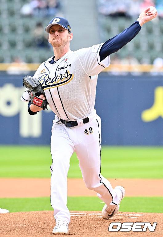 [OSEN=잠실, 민경훈 기자]두산 선발 브랜든이 마운드 위에서 힘차게 공을 뿌리고 있다. 2023.10.08 / rumi@osen.co.kr