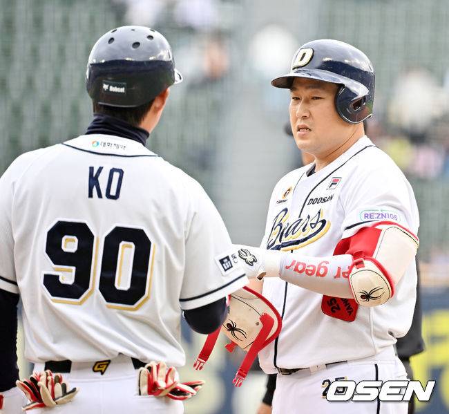 [OSEN=잠실, 민경훈 기자]4회말 무사 주자 2루 두산 양의지가 좌익수 왼쪽 선취 1타점 적시타를 때린 후 1루에서 하이파이브를 하고 있다. 2023.10.08 / rumi@osen.co.kr