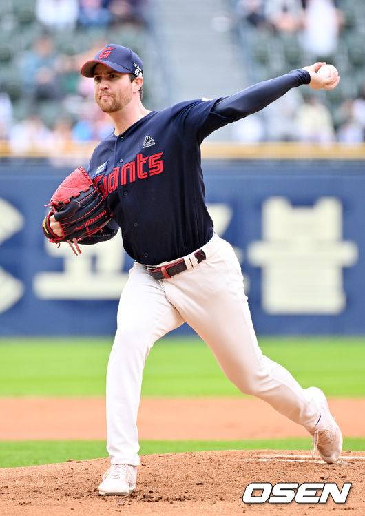 [OSEN=잠실, 민경훈 기자]롯데 선발 반즈가 마운드 위에서 힘차게 공을 뿌리고 있다. 2023.10.08 / rumi@osen.co.kr