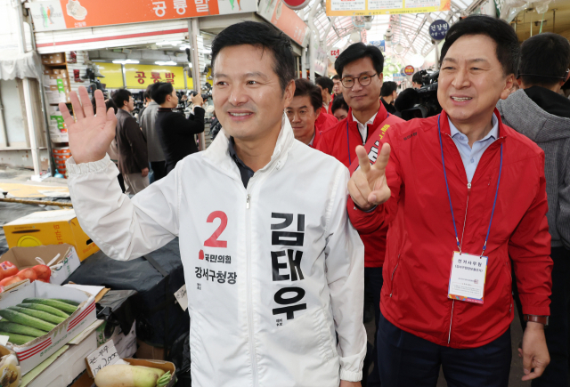 ▲국민의힘 김기현 대표와 김태우 강서구청장 보궐선거 후보가 8일 서울 강서구 남부시장에서 선거 유세를 하고 있다. ⓒ연합뉴스