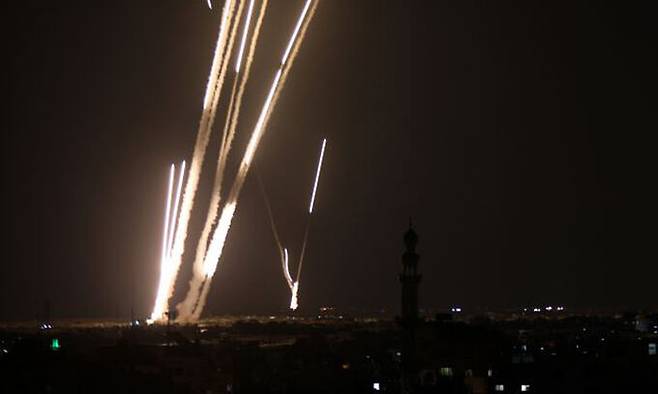 이스라엘로 향하는 로켓이 7일(현지시간) 팔레스타인 가자지구에서 발사되고 있다. UPI연합뉴스