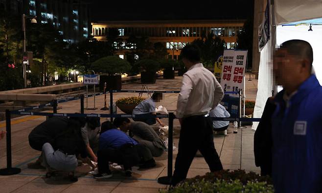 지난 9월 14일 서울 여의도 국회 본관 앞 더불어민주당 이재명 대표 단식투쟁 천막 농성장에서 50대 김모씨가 소란행위로 국회경비대의 제지를 받던 도중 흉기를 휘둘러 여경에게 상해를 입히는 사고가 발생했다. 이날 국회 관계자들이 사건 현장을 정리하고 있는 모습. 공동취재사진